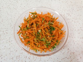 胡萝卜鸡蛋饼,用筷子搅拌均匀。