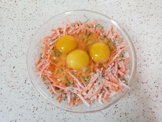 胡萝卜鸡蛋饼,打入三个鸡蛋。