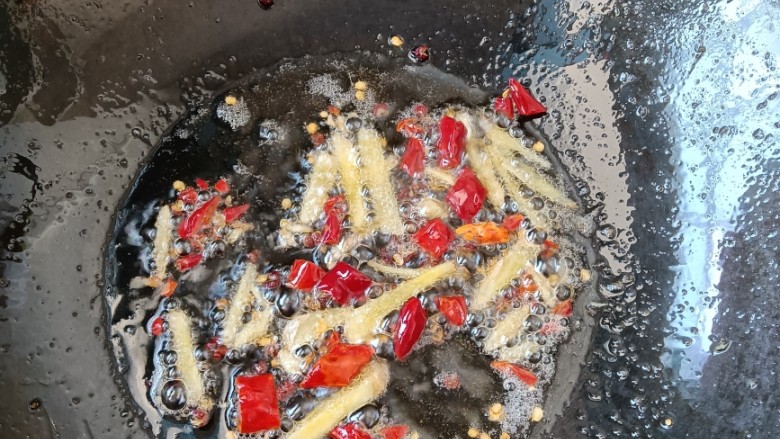 西兰花炒肉,起锅烧油，放入适量的花椒。干辣椒，生姜丝。
