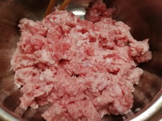 黑胡椒玉米脆皮肠,猪肉切小块绞肉机搅碎。