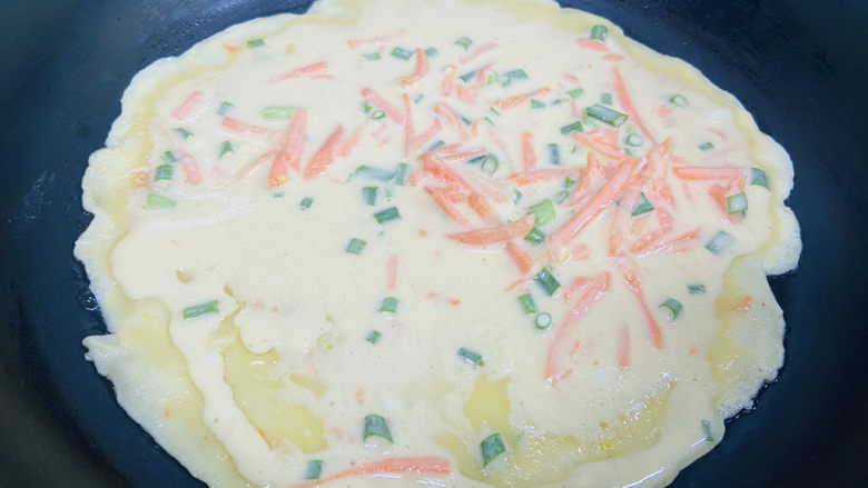 胡萝卜鸡蛋饼,均匀摊开小火煎至表面金黄