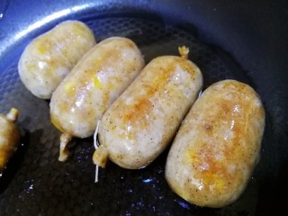 黑胡椒玉米脆皮肠,中小火煎至表金黄。