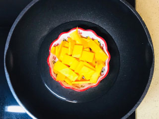 南瓜汤圆,加入锅里，隔水蒸熟