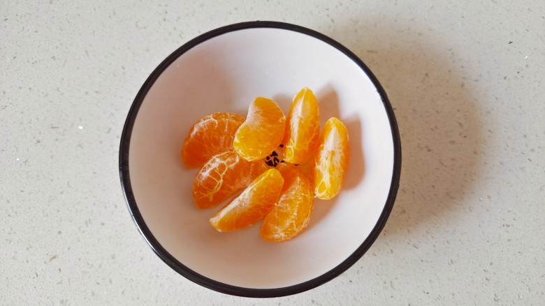 水果汤圆,砂糖橘剥去皮，把橘子分成小瓣