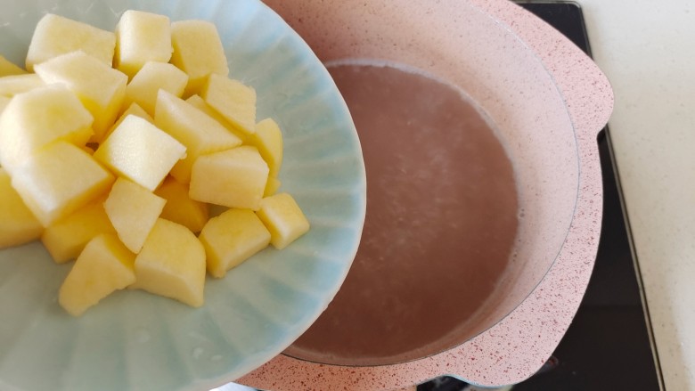 水果汤圆,煮汤圆的水加入苹果块