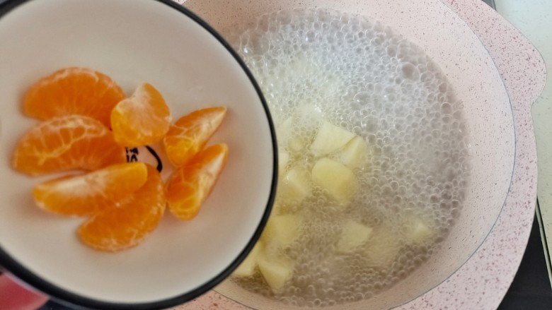 水果汤圆,加入橘子瓣煮1分钟