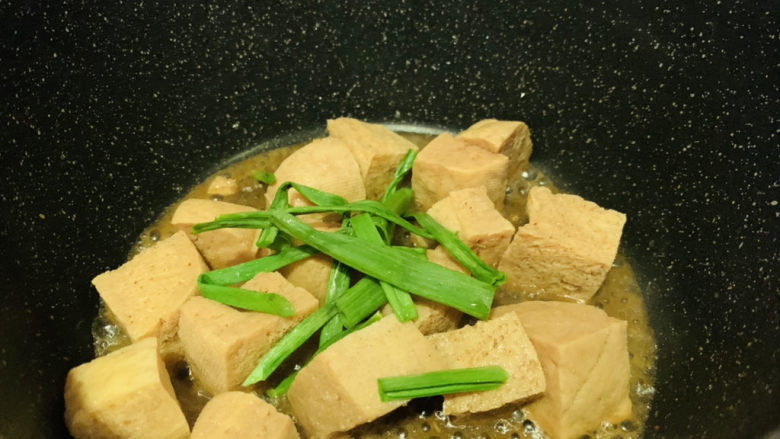 红烧冻豆腐,撒蒜叶