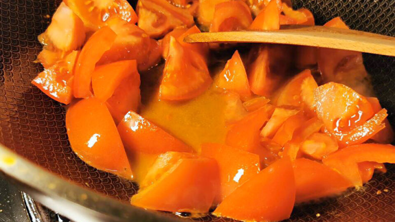 西红柿疙瘩汤,倒入西红柿，加入水煮开后转小火继续煮至西红柿变软