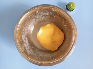 南瓜汤圆,然后揉成面团，因为南瓜是有甜味的所以白糖就不需要加了