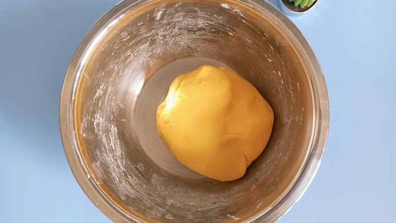南瓜汤圆,然后揉成面团，因为南瓜是有甜味的所以白糖就不需要加了