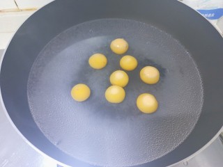 南瓜汤圆,锅内加入适量清水，水开之后加入汤圆
