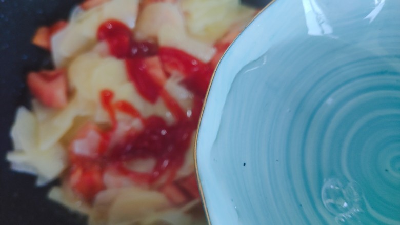 西红柿炒土豆片,加适量热开水