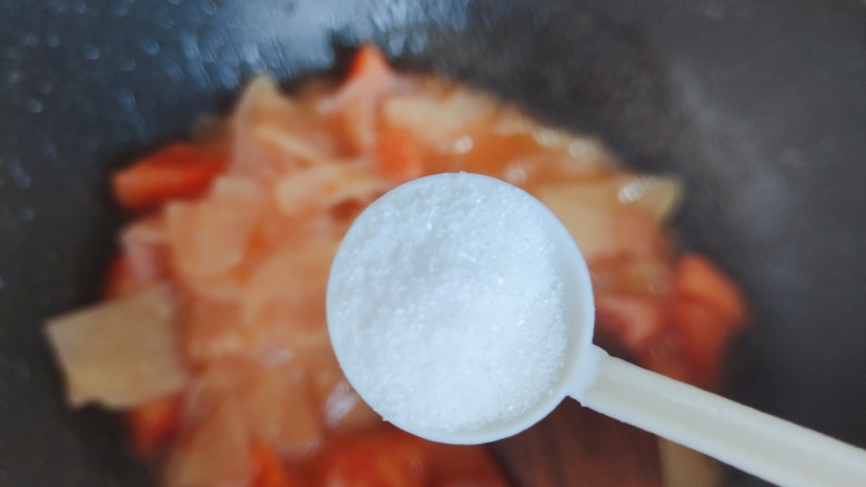 西红柿炒土豆片,加一小勺细盐