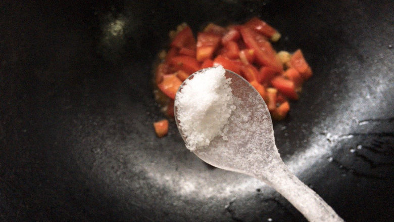 西红柿疙瘩汤,加适量盐调味