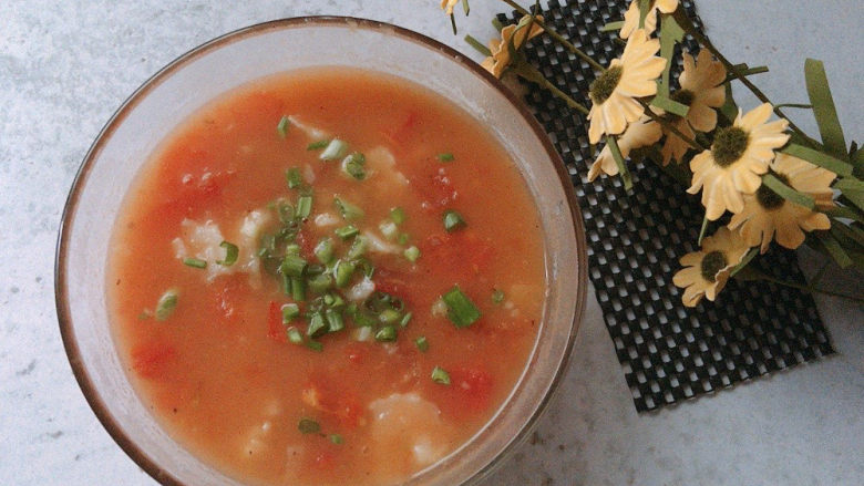 西红柿疙瘩汤,再沸腾1~2分钟，出锅撒青葱点芝麻油就可以食用了