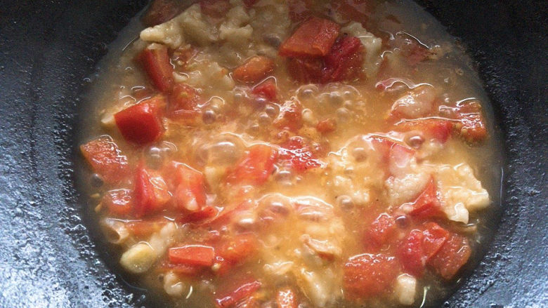 西红柿疙瘩汤,锅中始终保持大火，能让面疙瘩快速定型，待面疙瘩变色沉底，用锅铲轻轻平推