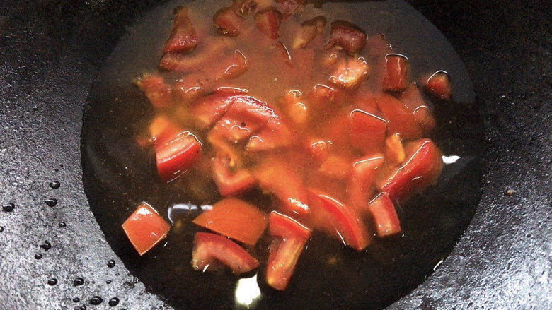 西红柿疙瘩汤,并加入适量清水，大约超过番茄的量。