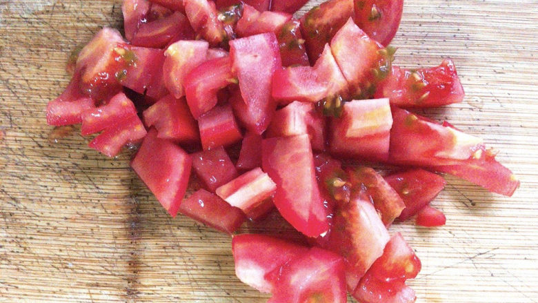 西红柿疙瘩汤,将一颗番茄洗净，切成小块备用。希望口感更好的，可提前去下西红柿的皮。