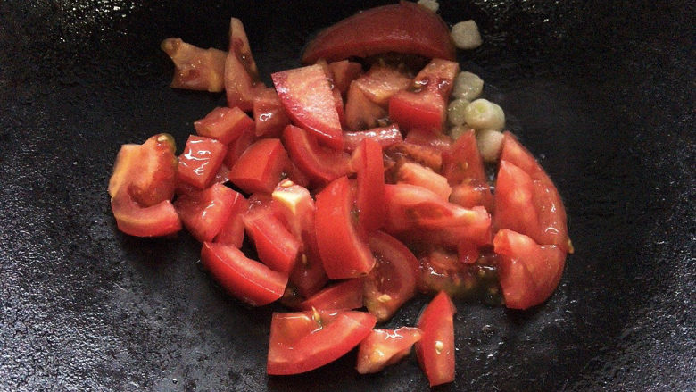 西红柿疙瘩汤,加入西红柿粒，翻炒出汁
