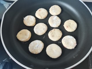 鸡蛋山药饼,无油平底锅放入饼胚用小火烙3-5分钟