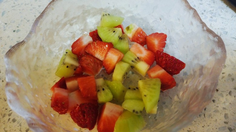 水果汤圆,小块的草莓和猕猴桃先约会。