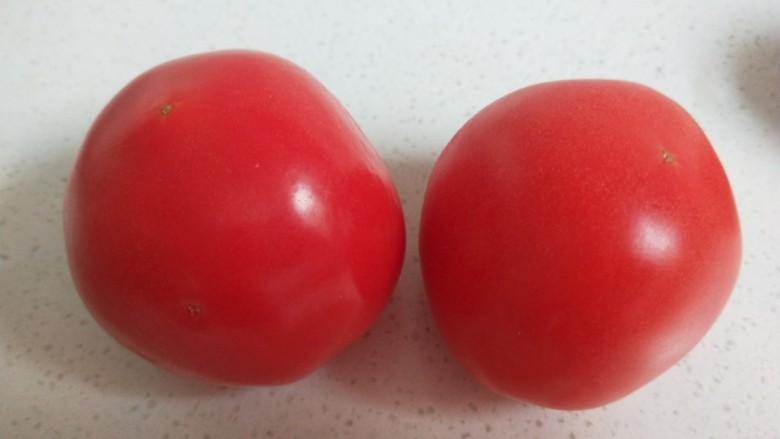 西红柿疙瘩汤,西红柿两个洗干净。