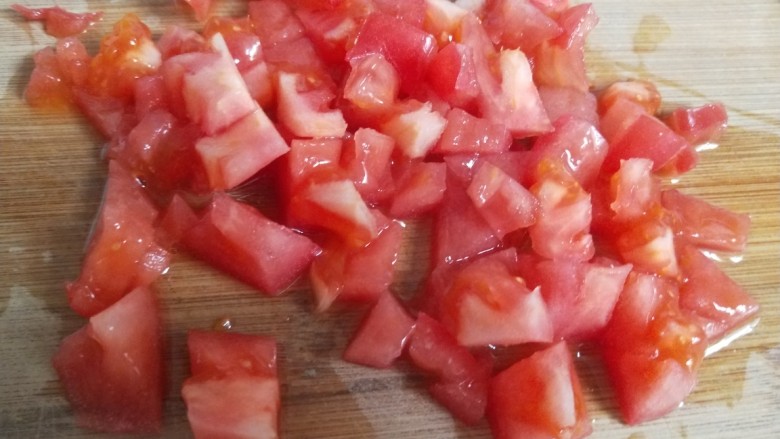 西红柿疙瘩汤,去皮切成小块。