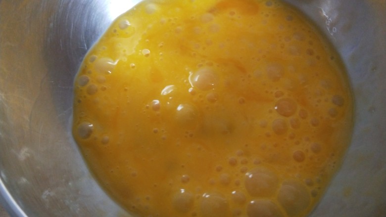 西红柿疙瘩汤,鸡蛋打散。