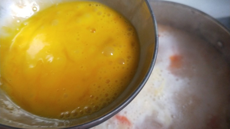 西红柿疙瘩汤,用筷子闭住倒入鸡蛋液。