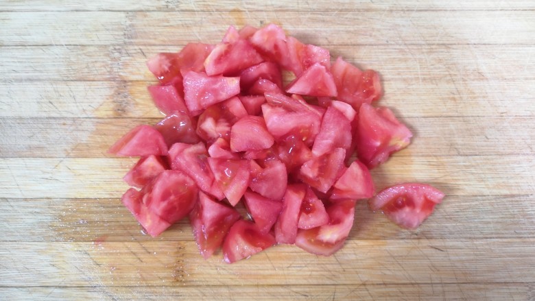 西红柿炒土豆片,去皮切成小块。