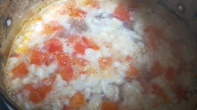 西红柿疙瘩汤,边搅拌边倒入锅中。