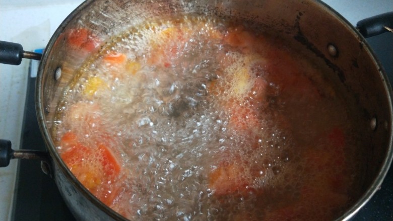 西红柿疙瘩汤,倒入开水锅中煮。