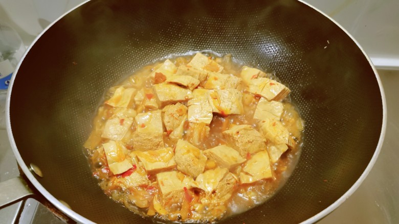 红烧冻豆腐,随着加热汤汁慢慢变少。