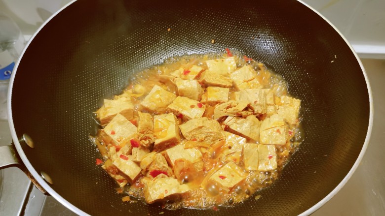 红烧冻豆腐,豆腐吸饱了汤汁，关火出锅。