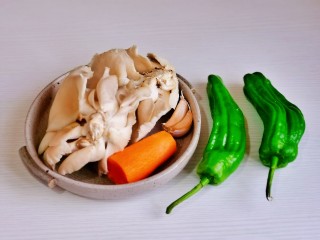青椒炒平菇,准备食材。