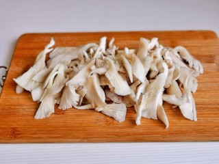 青椒炒平菇,平菇洗净去根，撕小块。