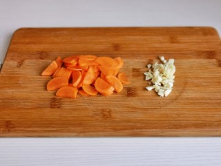 青椒炒平菇,胡萝卜去皮切片，蒜去皮切碎。