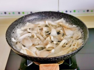 青椒炒平菇,平菇焯水，冷水下锅烧开煮1分钟捞出沥干水分。