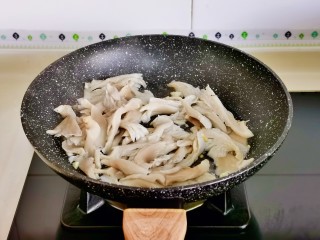 青椒炒平菇,加入焯水的平菇翻炒。