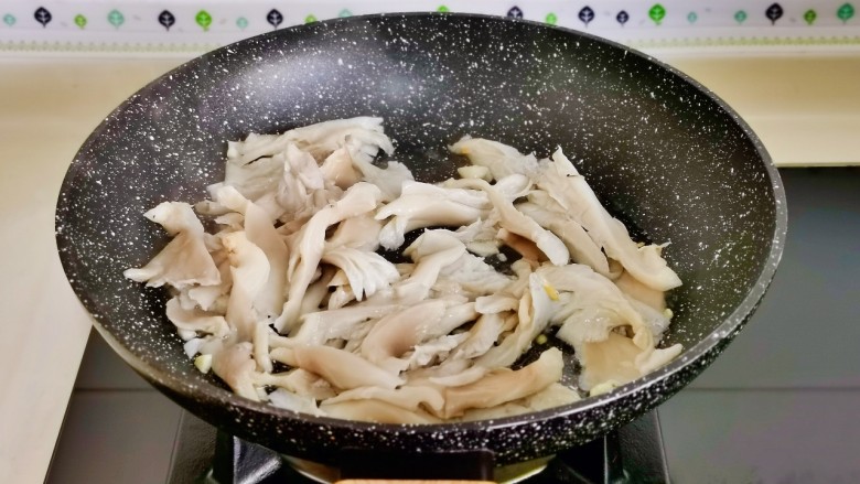 青椒炒平菇,加入焯水的平菇翻炒。
