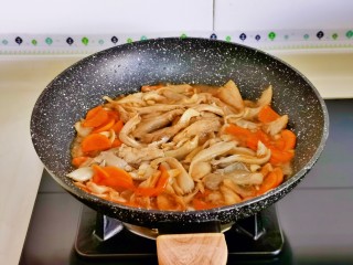 青椒炒平菇,加入半碗纯净水把平菇烧熟。