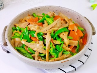 青椒炒平菇,虽然是素菜，给肉都不换，好吃又好看。