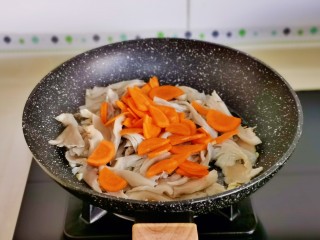 青椒炒平菇,再加入切好的胡萝卜。
