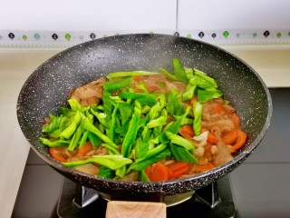 青椒炒平菇,加入青椒快速翻炒1分钟关火。