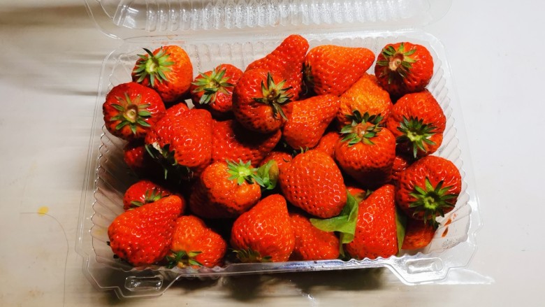草莓糖葫芦,超市买的<a style='color:red;display:inline-block;' href='/shicai/ 592'>草莓</a>很新鲜。
