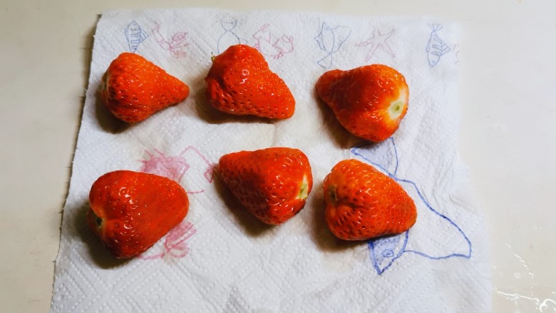 草莓糖葫芦,放到厨房用纸上吸干水分。