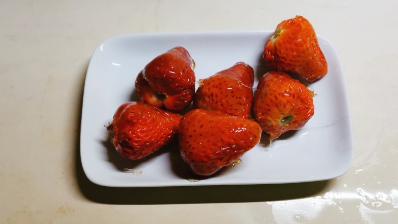 草莓糖葫芦,依次裹好糖，放到光滑的平碟上，冷却。