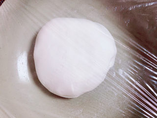 南瓜汤圆,将白色糯米团揉好，盖好保鲜膜，避免风干。