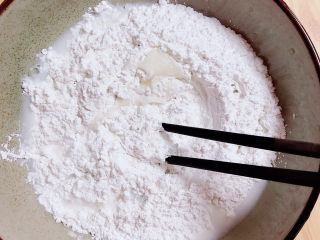 南瓜汤圆,面包机揉面时，准备白色糯米团。大碗中放入糯米、白糖，倒入80度热水，搅拌均匀。