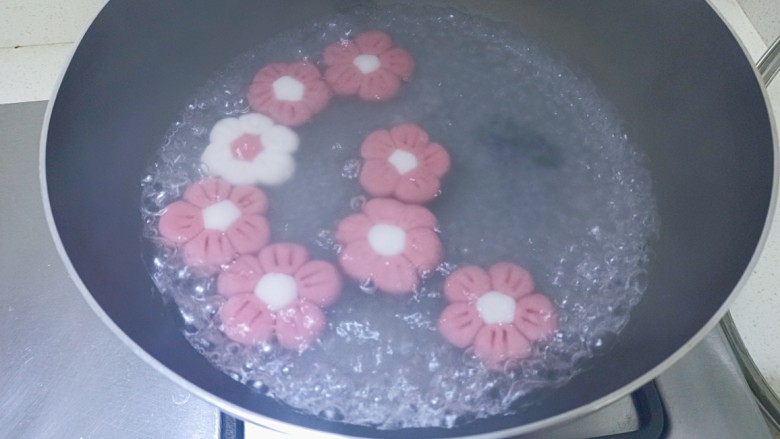 糯米小红花🌸,锅内加入清水，水开后加入小花朵